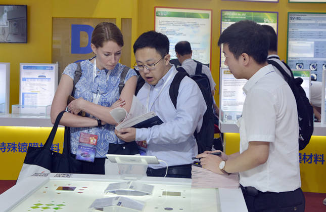 國外客戶觀看濾光片產品 國外客戶觀看濾光片產品