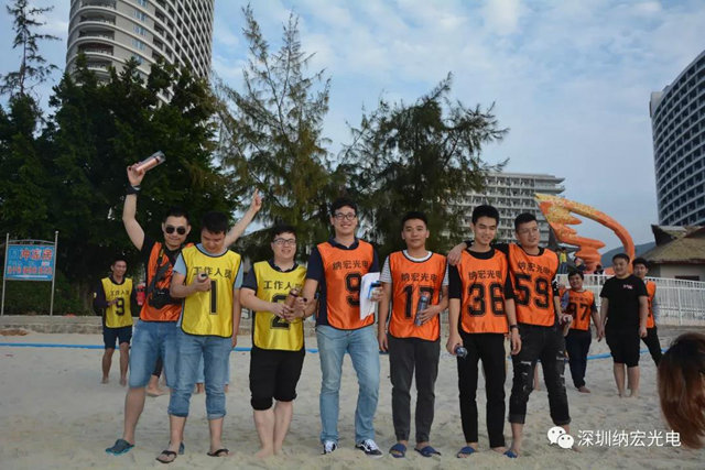 為獲獎隊伍頒獎 為獲獎隊伍頒獎