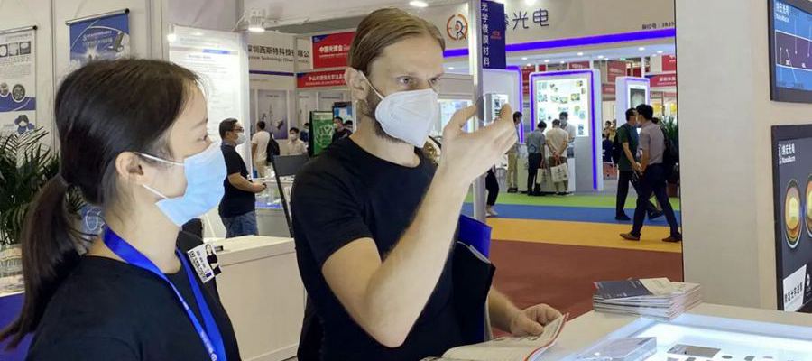 客戶看濾光片產品 客戶看濾光片產品